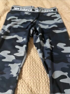 New Balance women’s Gray & Black tCamo Leggings